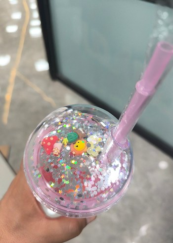 Renkli Tasarımlı Pembe Pipetli Kupa