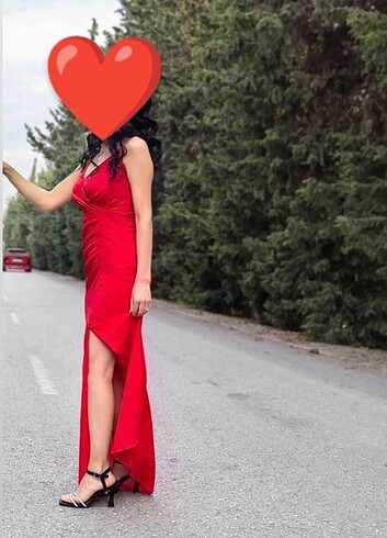Kırmızı askılı abiye gece elbisesi