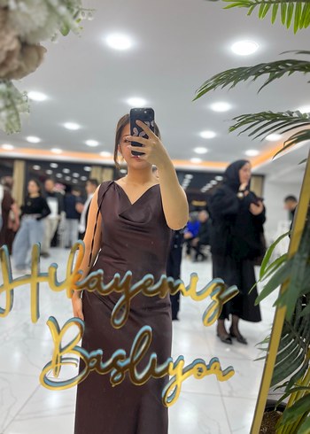 Uzun Kahverengi Saten Elbise - Görsel 3