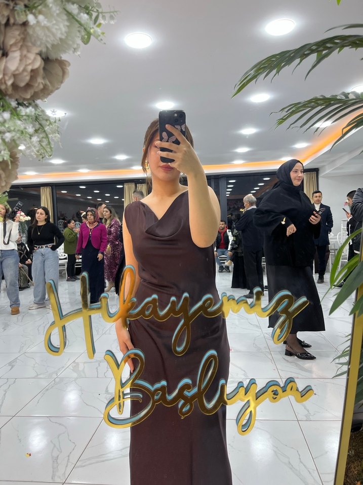 Uzun Kahverengi Saten Elbise - Görsel 2