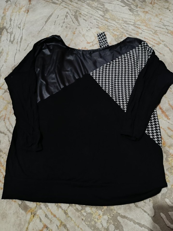 Siyah Drapeli Düşük Omuz Bluz - Görsel 2