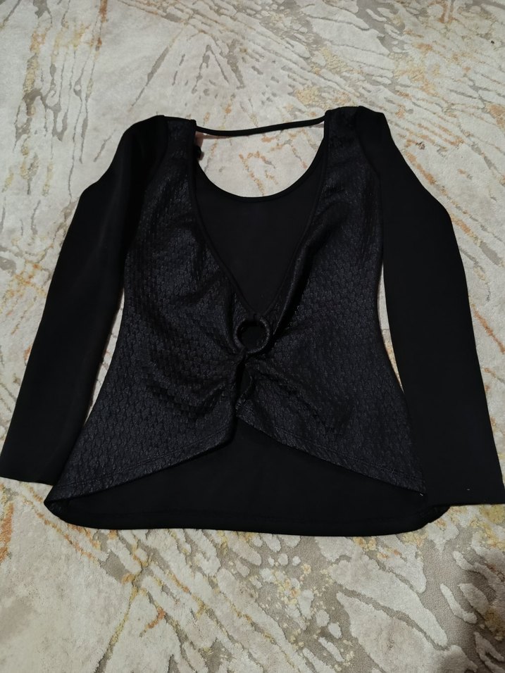 Pul İşlemeli Siyah Yuvarlak Yaka Uzun Kollu Bluz - Görsel 4