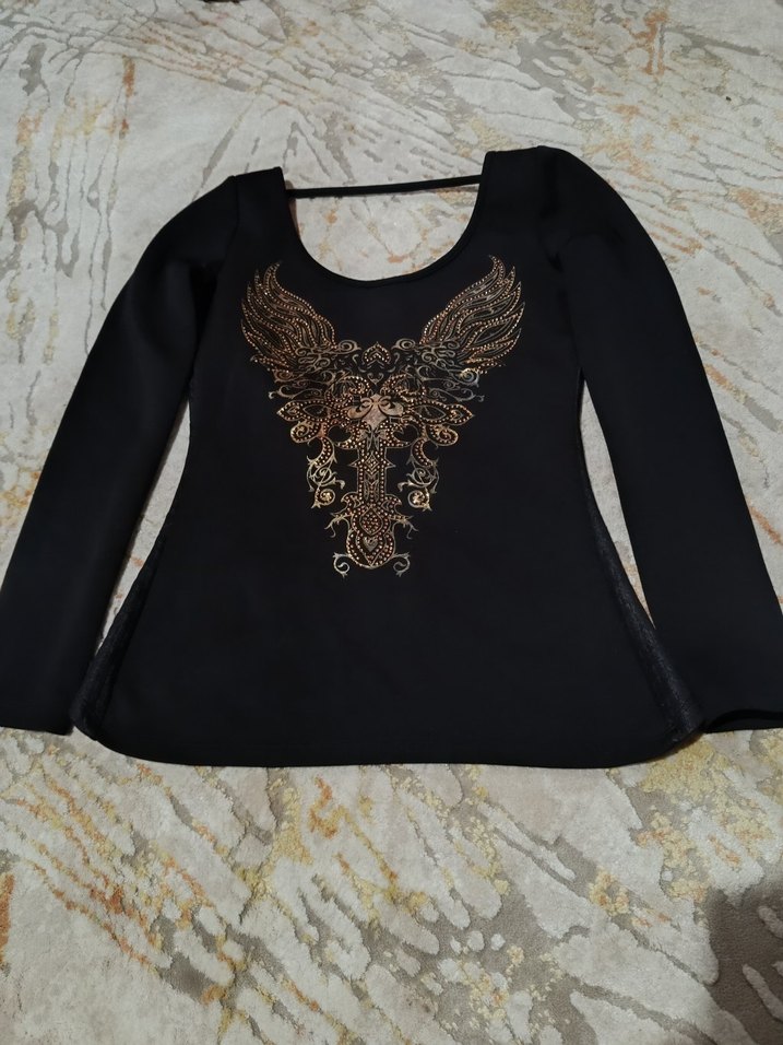 Pul İşlemeli Siyah Yuvarlak Yaka Uzun Kollu Bluz - Görsel 3