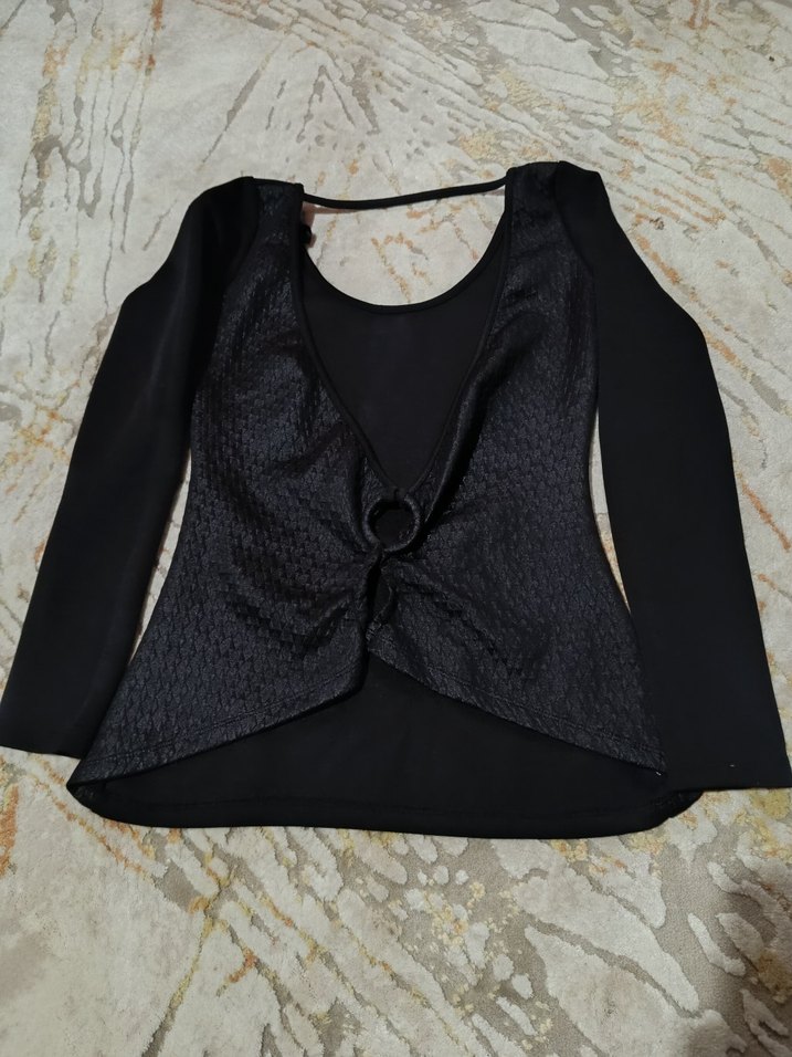 Pul İşlemeli Siyah Yuvarlak Yaka Uzun Kollu Bluz - Görsel 5