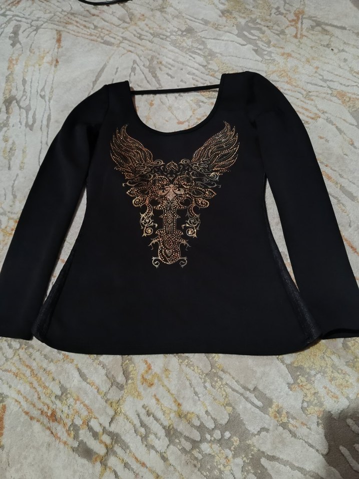 Pul İşlemeli Siyah Yuvarlak Yaka Uzun Kollu Bluz - Görsel 2