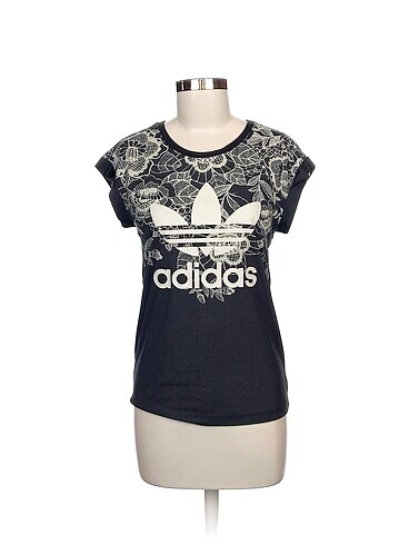 Adidas T-shirt %70 İndirimli.