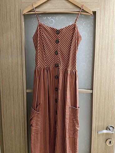 Çizgili taba rengi düğmeli elbise midi boy