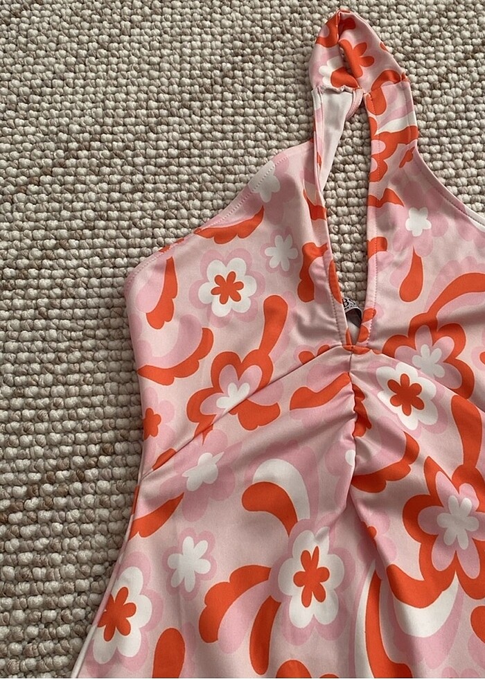 Boyundan geçirmeli kısa elbise - Görsel 2