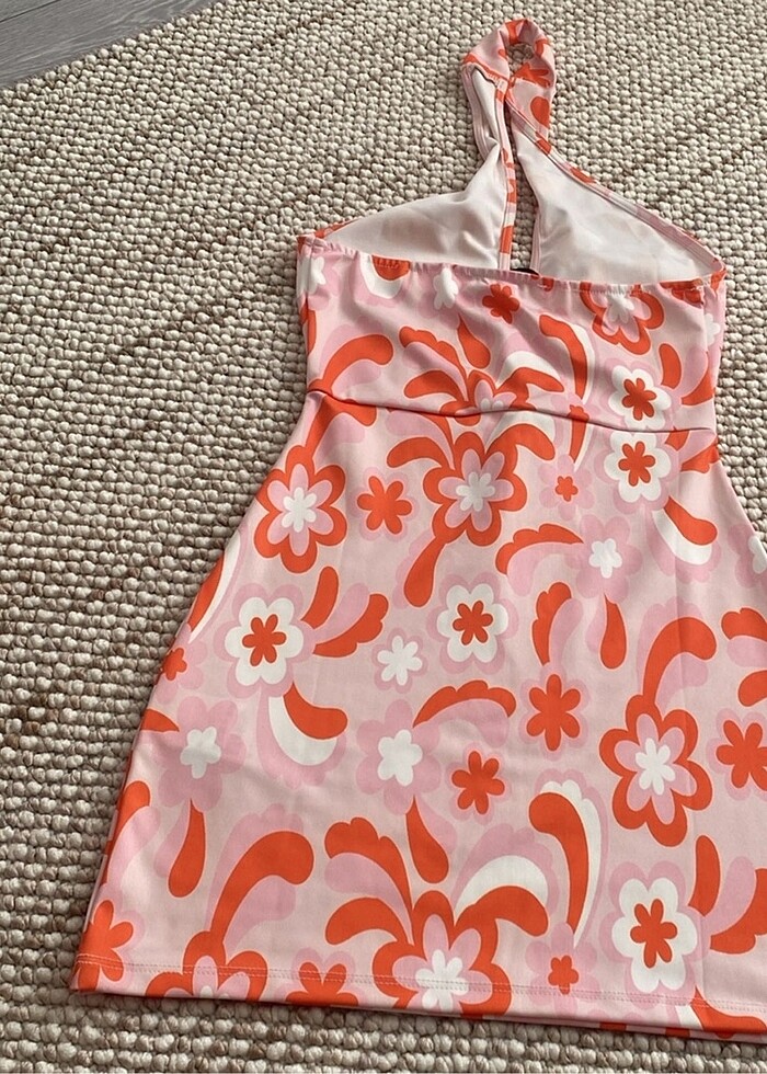 Boyundan geçirmeli kısa elbise - Görsel 4