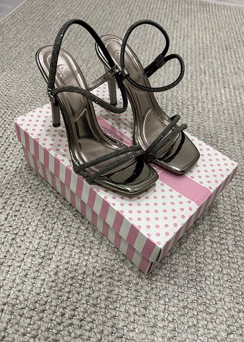 Gri Yılan Desenli Tokalı İnce Topuklu Kadın Ayakkabı - Görsel 2