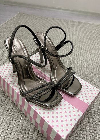 Gri Yılan Desenli Tokalı İnce Topuklu Kadın Ayakkabı - Görsel 3