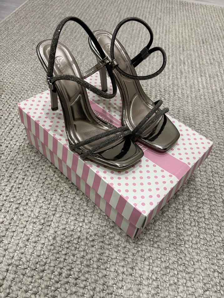 Gri Yılan Desenli Tokalı İnce Topuklu Kadın Ayakkabı - Görsel 2