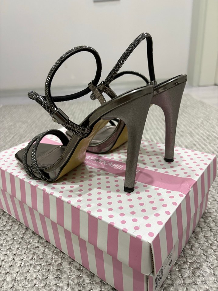 Gri Yılan Desenli Tokalı İnce Topuklu Kadın Ayakkabı - Görsel 4