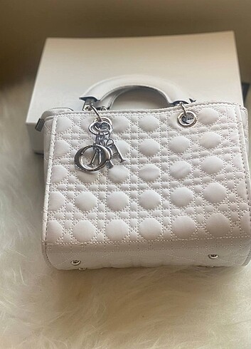 Şık beyaz dior çantamız 