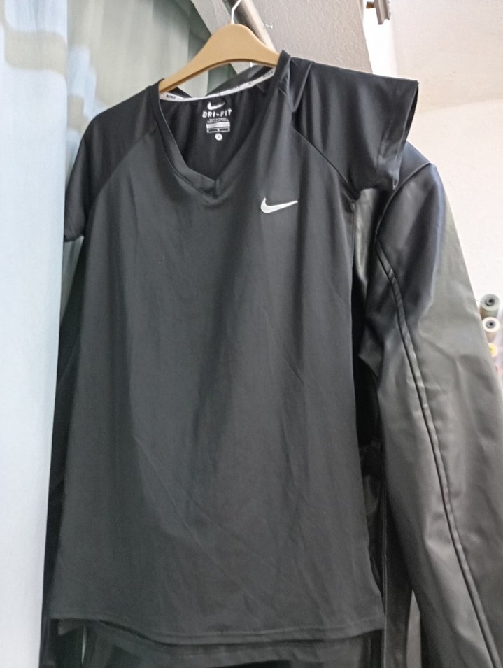 Drapeli V Yaka Siyah Nike Spor Tişört - Görsel 3