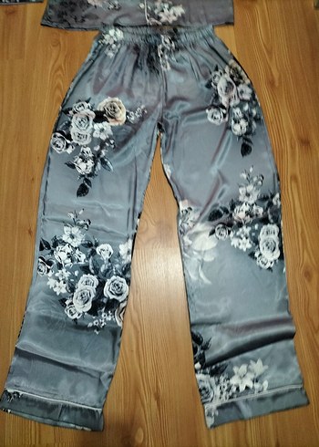 l Beden gri Renk COTTONHİLL. Gri Gül Desenli Uzun Kollu Kadın Pijama Takımı