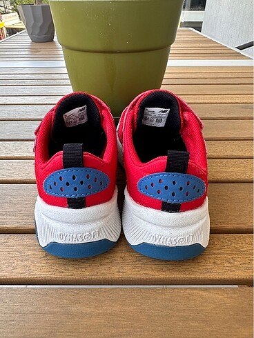 28 Beden kırmızı Renk New balance çocuk ayakkabısı 28,5 numara