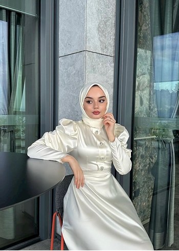 Uzun Beyaz Drapeli Tesettür Abiye - Görsel 2