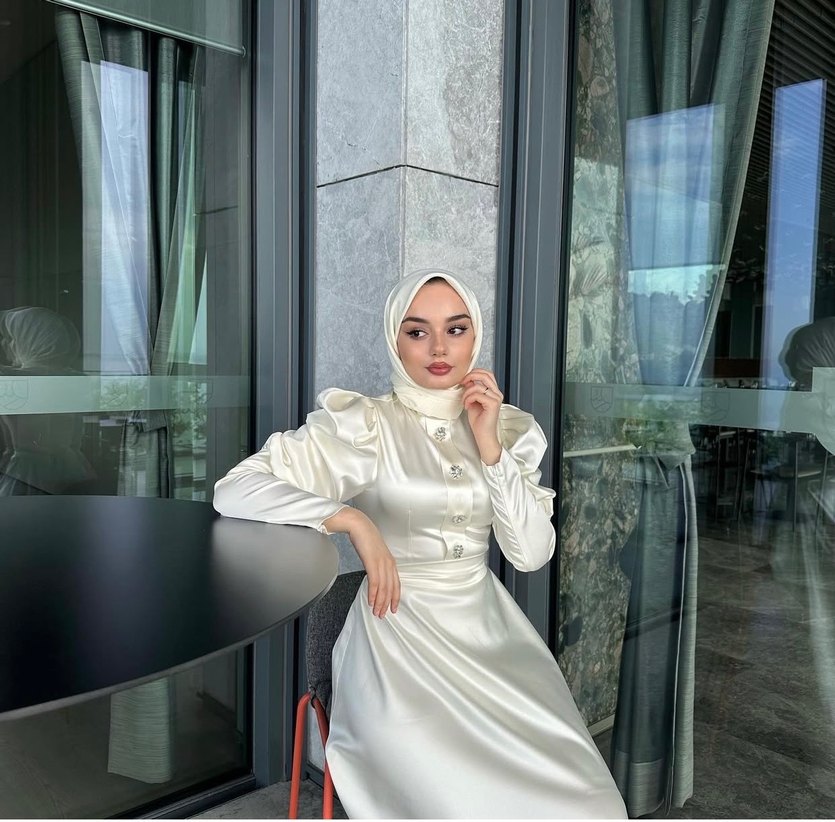 Uzun Beyaz Drapeli Tesettür Abiye - Görsel 2