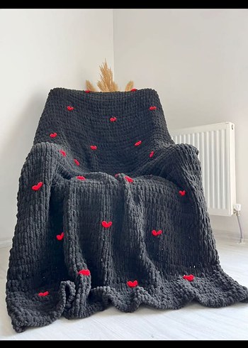 Nakışlı Siyah Kırmızı Kalpli Battaniye - Görsel 2