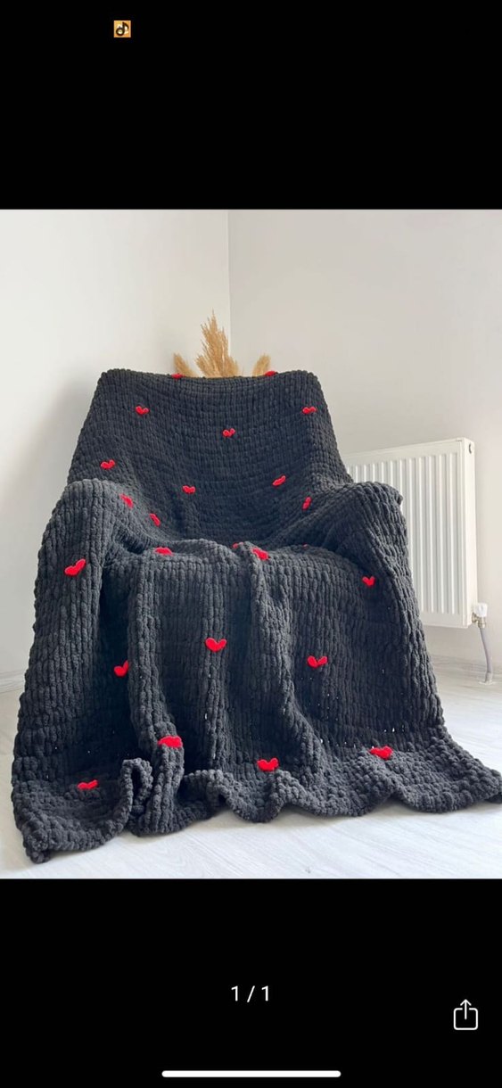 Nakışlı Siyah Kırmızı Kalpli Battaniye - Görsel 2