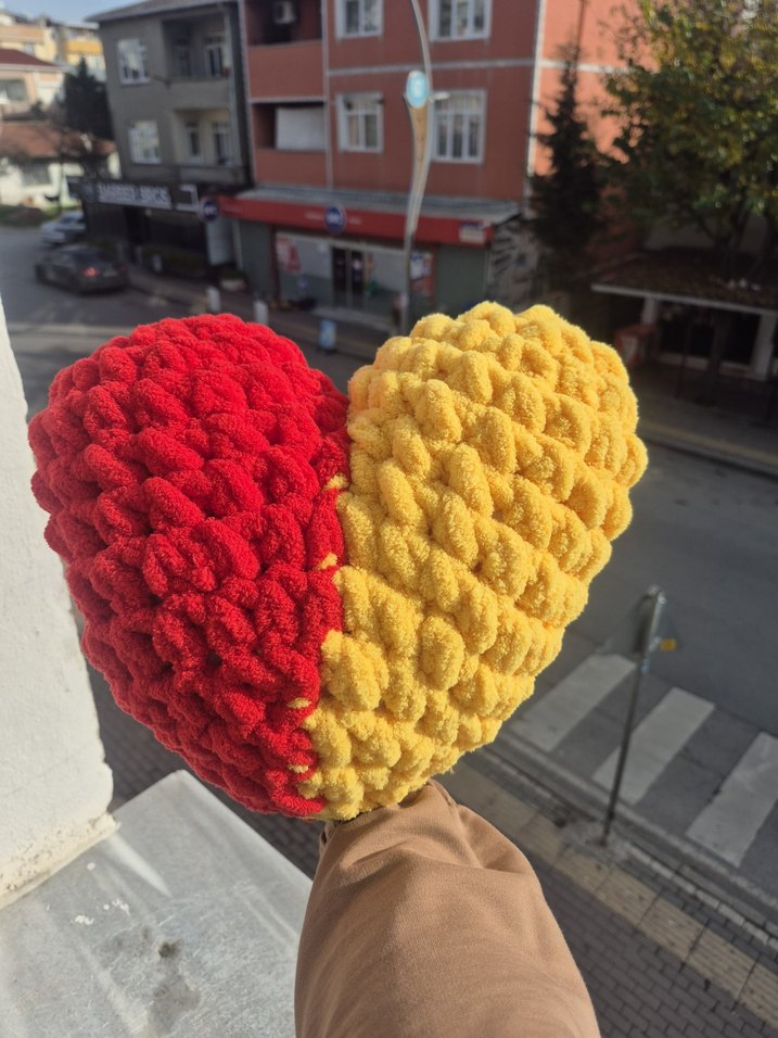 Sarı ve Mavi Nakışlı Dekoratif Yastık - Görsel 3