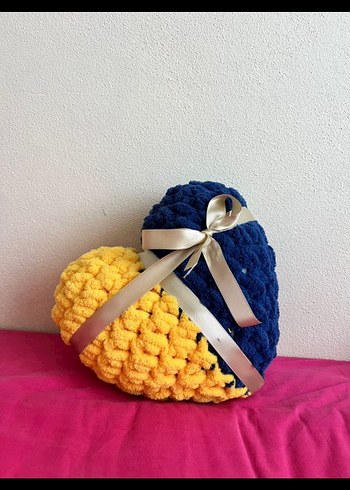 Sarı Nakışlı Kalp Şeklinde Yastık - Görsel 2