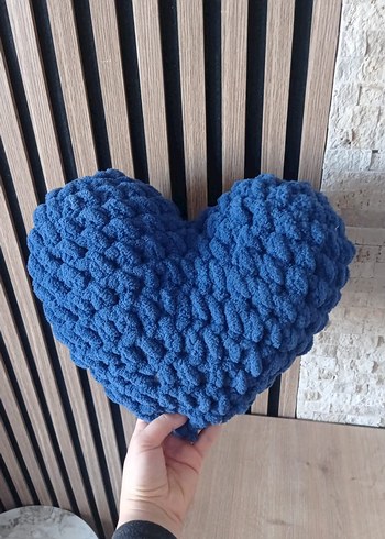 Sarı Nakışlı Kalp Şeklinde Yastık - Görsel 3