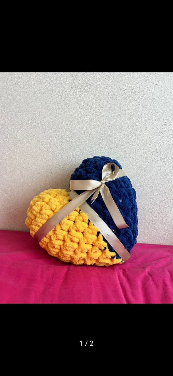 Sarı Nakışlı Kalp Şeklinde Yastık - Görsel 2