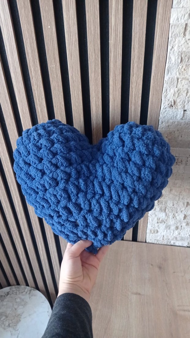 Sarı Nakışlı Kalp Şeklinde Yastık - Görsel 3