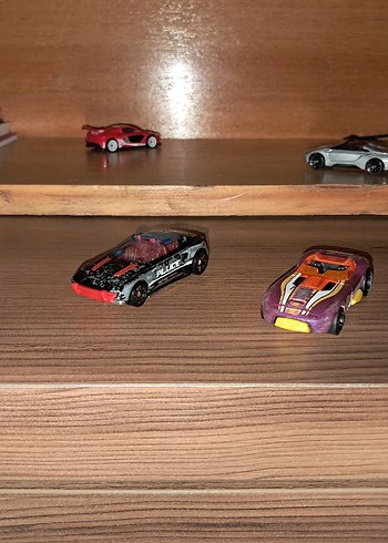Beden Hotwheels Oyun Seti Ve 2 tane Hotwheels araba
