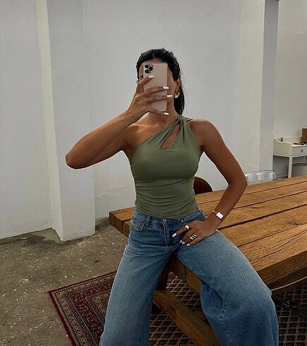 OMUZ BURGULU CROP BLUZ