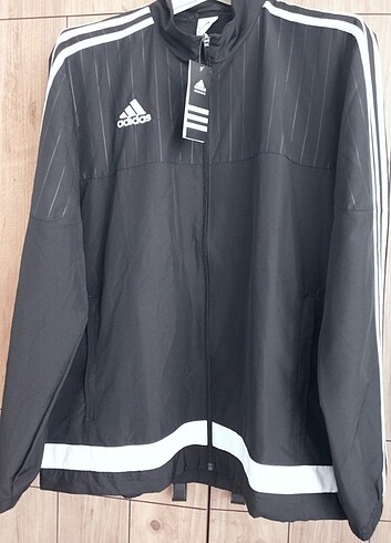 Fiyat düşürüldü Acilll...Erkek orijinal Adidas yağmurluk ruzgarl