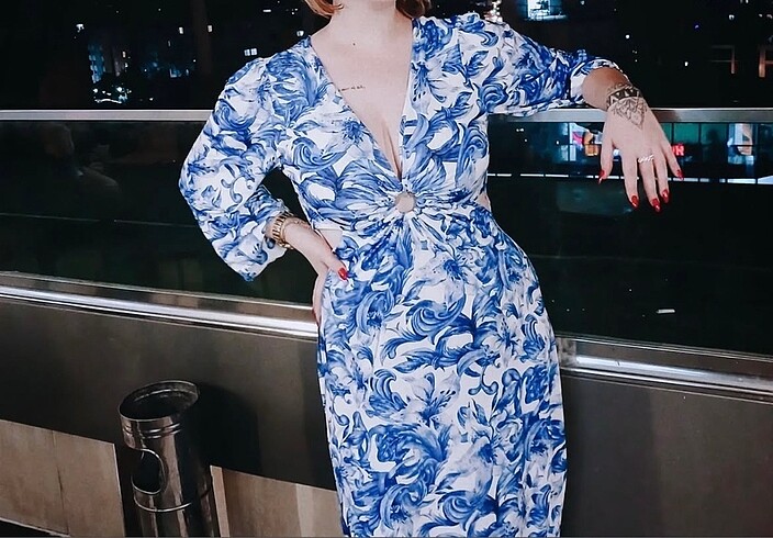 Zara Uzun mavi beyaz dekolteli elbise