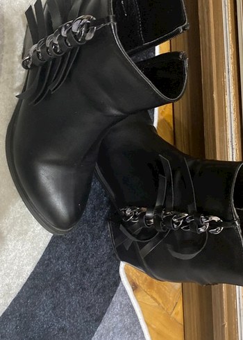 Zincir Detaylı Siyah Deri Gotik Topuklu Bot - Görsel 3