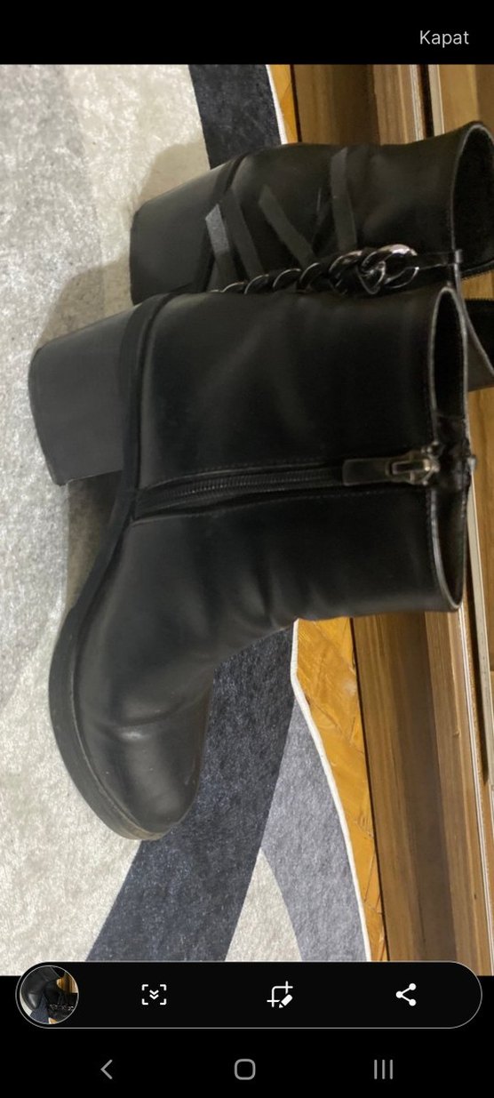 Zincir Detaylı Siyah Deri Gotik Topuklu Bot - Görsel 2