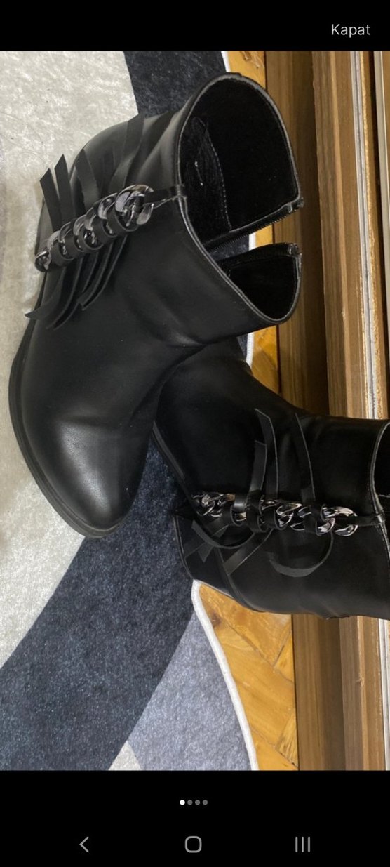 Zincir Detaylı Siyah Deri Gotik Topuklu Bot - Görsel 3