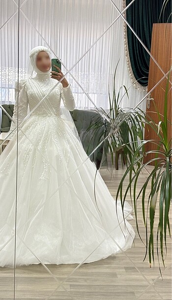 İLK SAHİBİNDEN BİR KEZ GİYİLMİŞ GELİNLİK