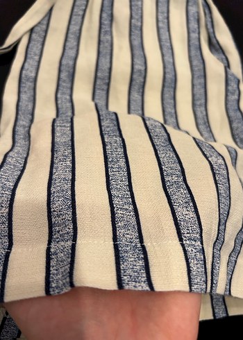 Beyaz Çizgili Pilili Mini Şort - Görsel 2