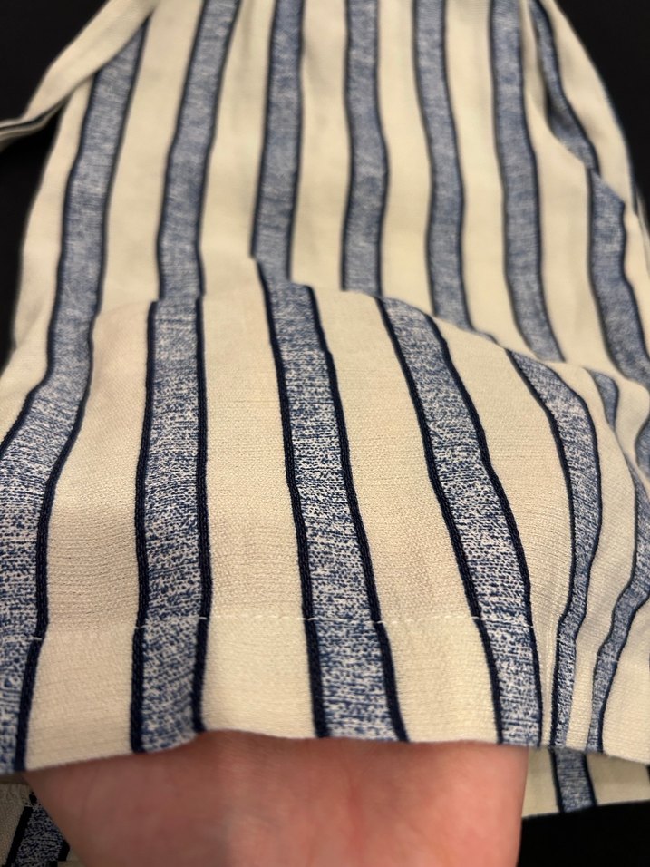 Beyaz Çizgili Pilili Mini Şort - Görsel 2