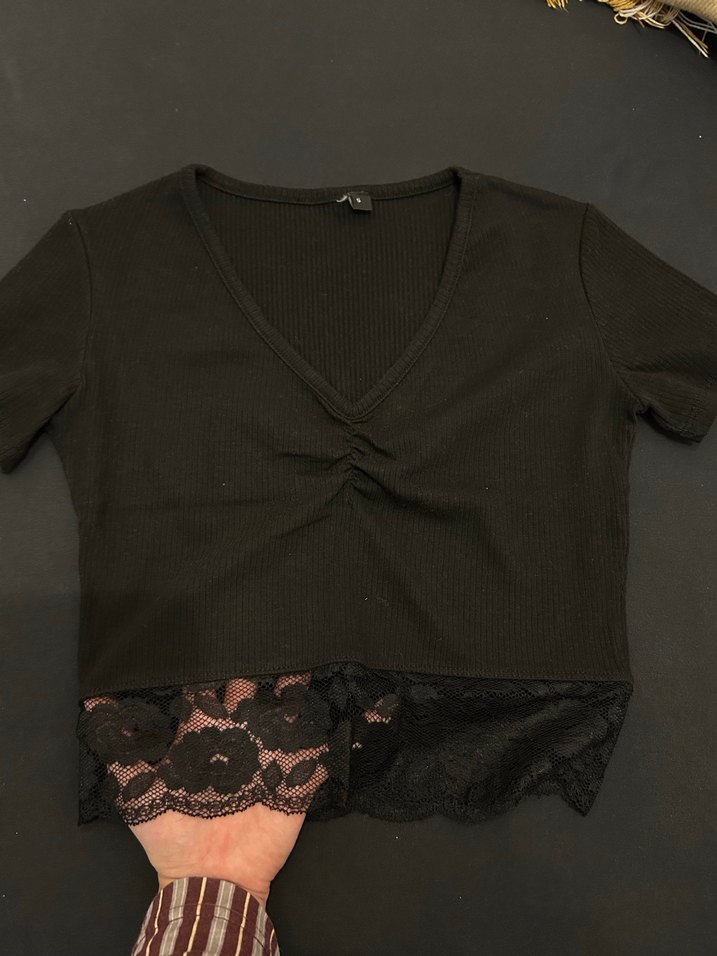 Dantel Detaylı Siyah V Yaka Kısa Crop Top - Görsel 2