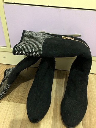 Topuk boyu 7 cm ve hiç kullanılmadı taş işlemeli