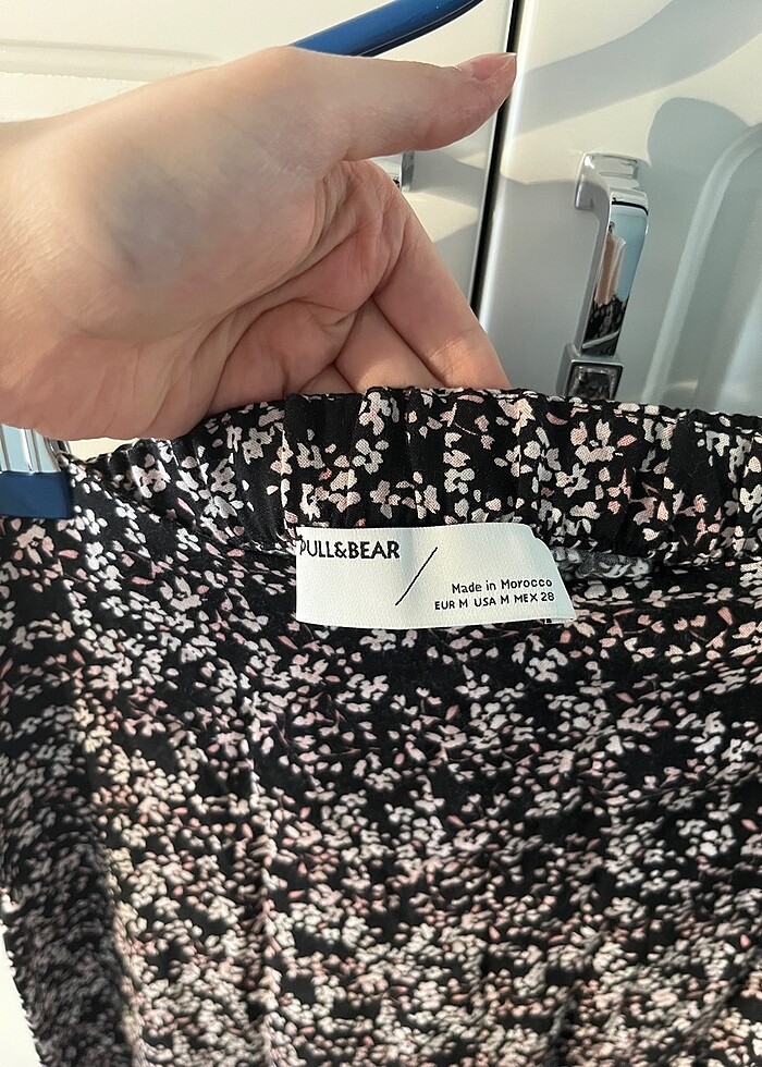 Pull and Bear M beden Midi yırtmaçlı floral etek - Görsel 3