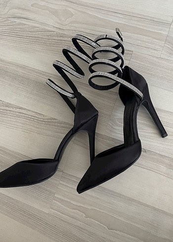 Bambi Taşlı Bantlı Siyah Stiletto Topuklu Ayakkabı