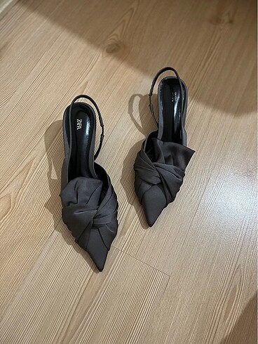 Zara Arkası Açık Kısa Sivri Topuklu Ayakkabı