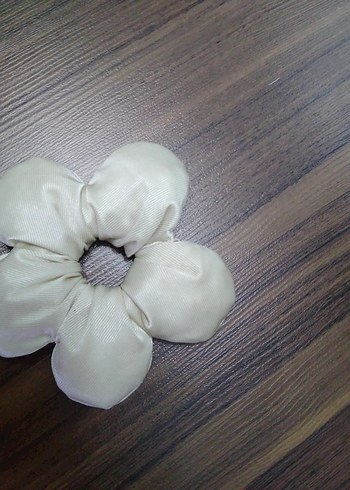 Dolgulu parlak krem Çiçekli toka - Görsel 2