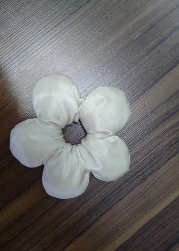 Dolgulu parlak krem Çiçekli toka - Görsel 3