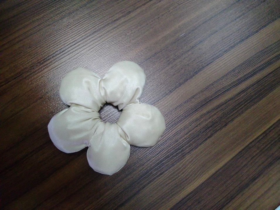 Dolgulu parlak krem Çiçekli toka - Görsel 2