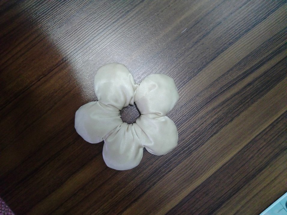 Dolgulu parlak krem Çiçekli toka - Görsel 3