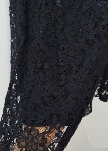 Siyah Dantel Detaylı Kolsuz Diz Üstü Elbise - Görsel 3